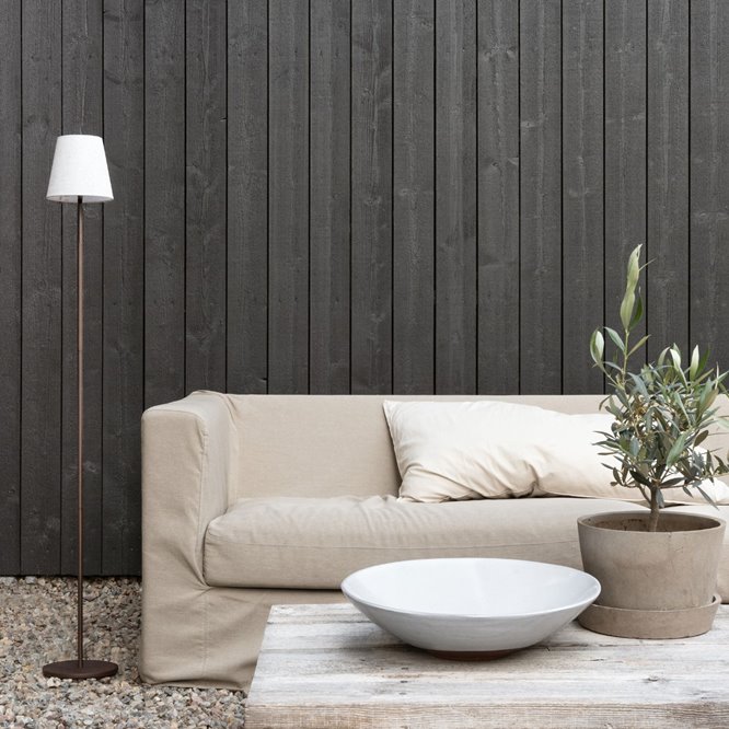 Bezprzewodowa lampa podłogowa z abażurem na taras